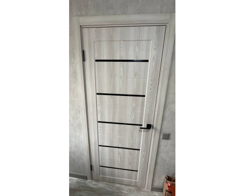 Дверь межкомнатная из эко шпона «Мода-22 Black Line» Riviera Ice глухая