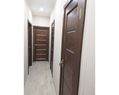 Дверь межкомнатная из Массива сосны «М2» Светлый Лак остекление Белое матовое