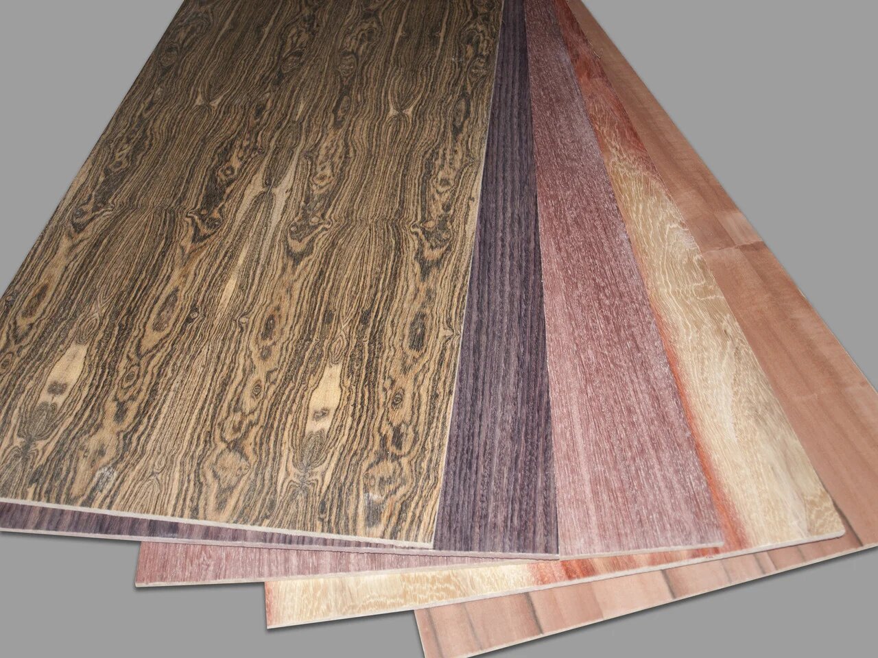 Гамма оттенков натурального вида ушпона для изготовления межкомнатных дверей Гамма оттенков натурального вида ушпона для изготовления межкомнатных дверей