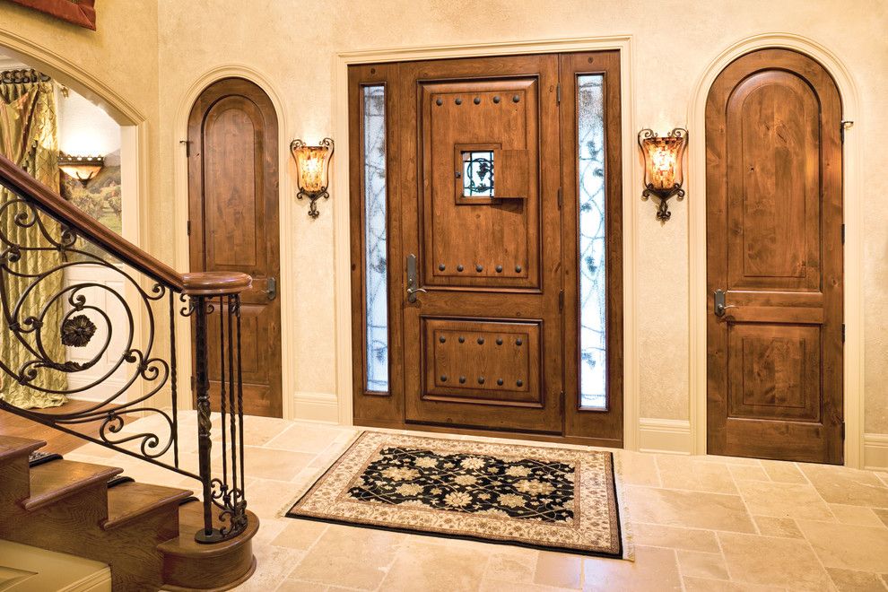 Эксклюзивные входные металлические двери в интерьере частного дома