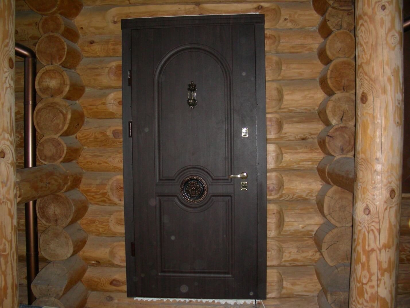 Входная металлическая дверь в деревянном доме
