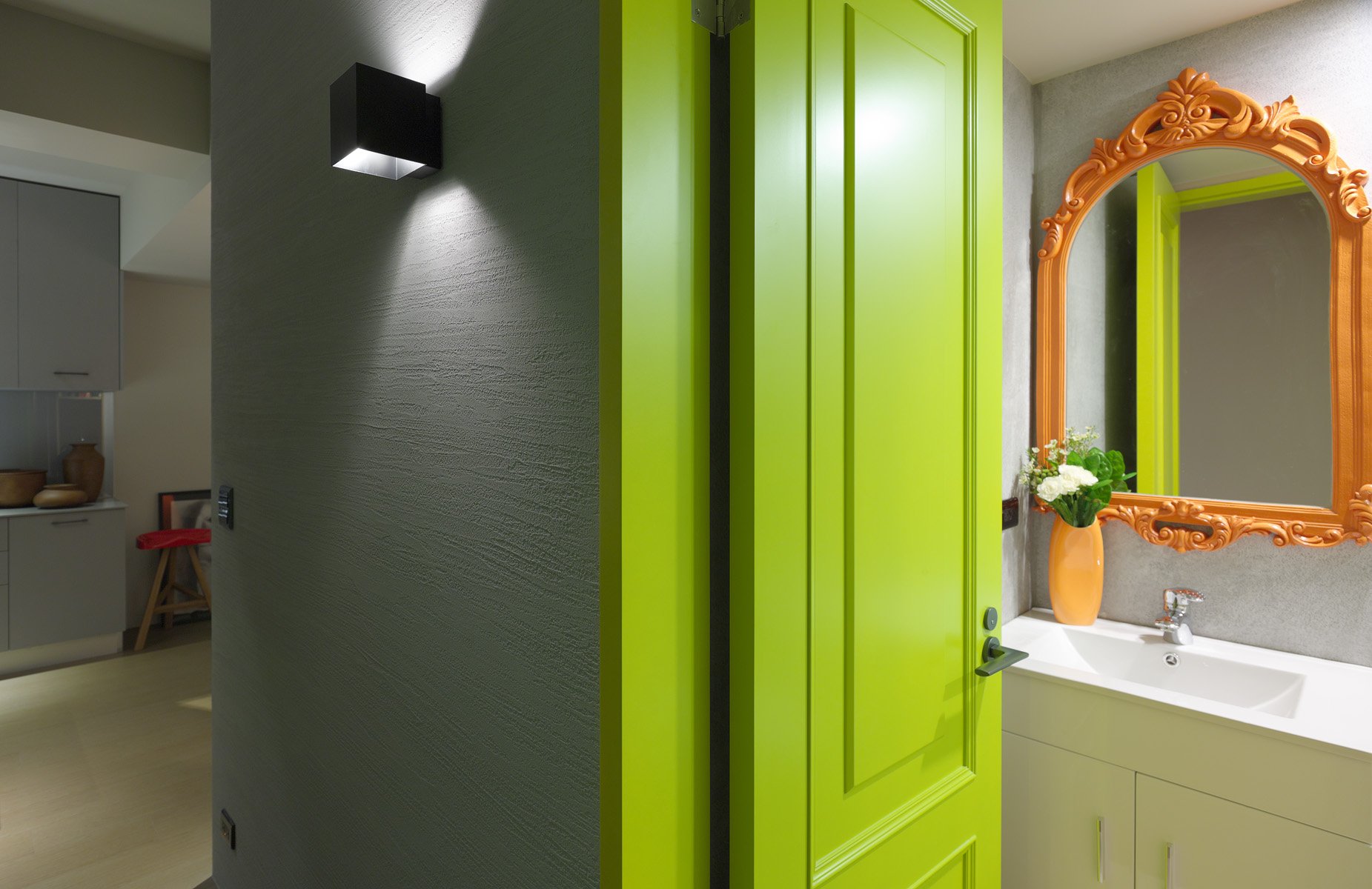 Ярко-салатовый цвет дверей в ванную