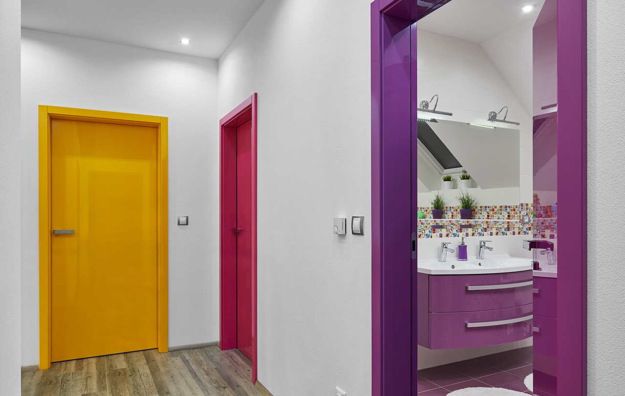 Разноцветные двери с ламинированным покрытием для современного интерьера