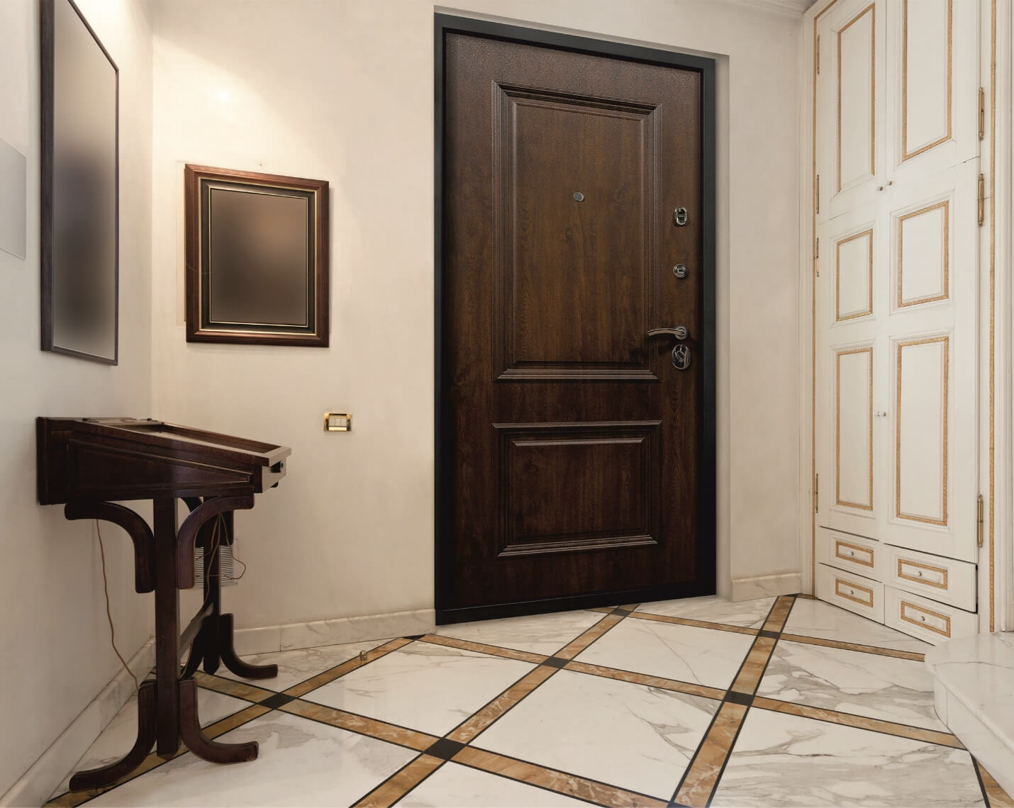 Входная дверь в квартире в прихожей