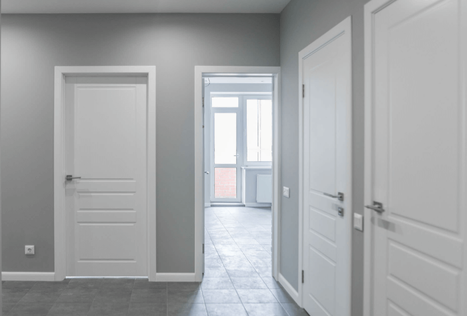 Стиль минимализм в интерьере с дерями «эмалит»