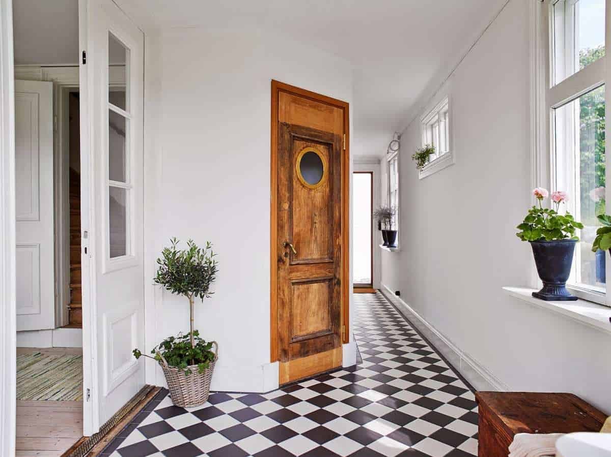 Входная дверь в скандинавском интерьерном стиле