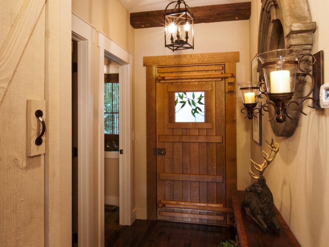 Дверь в стиле эко в интерьере прихожей частного дома