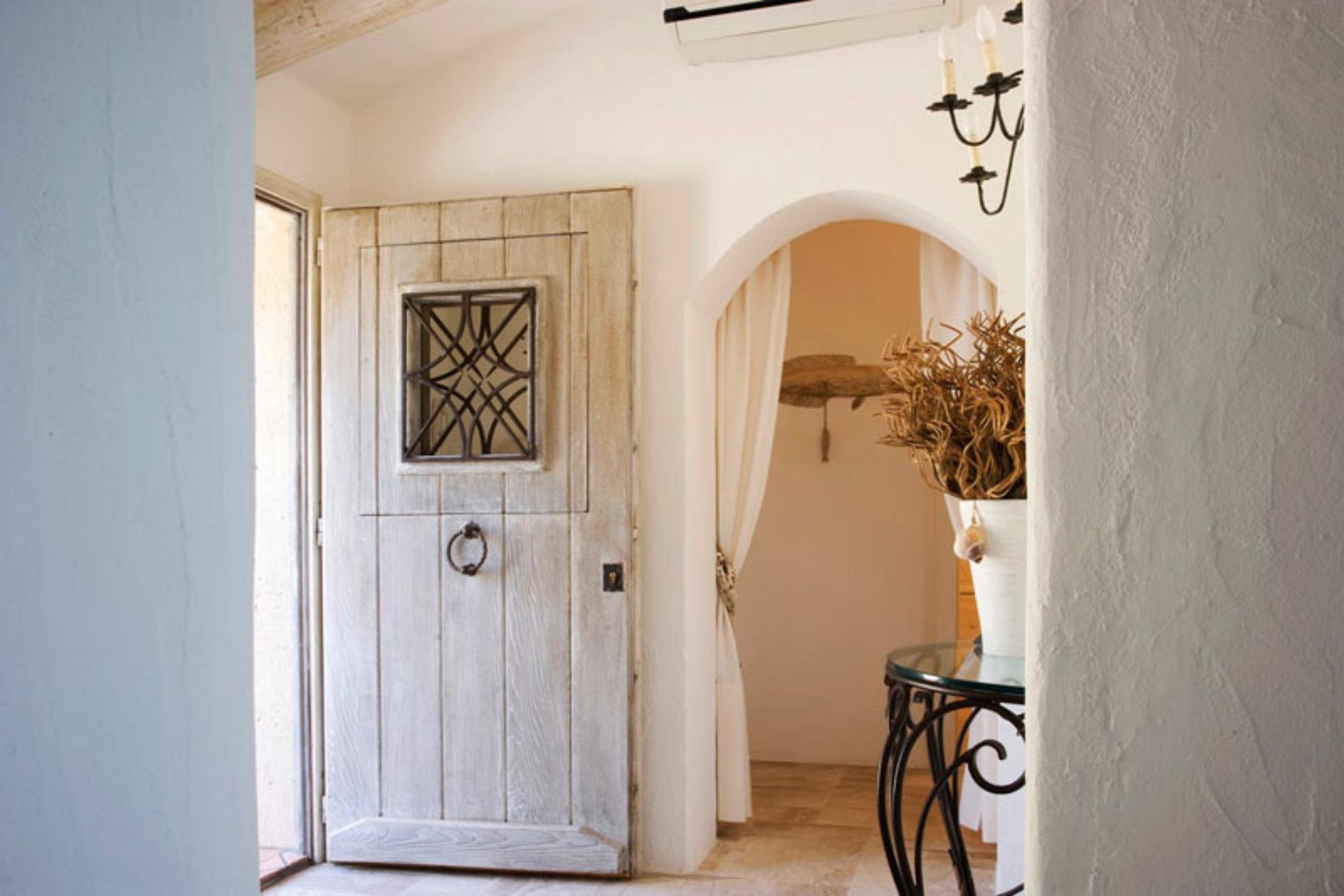 Входная дверь в интерьере прихожей частного дома в стиле прованс