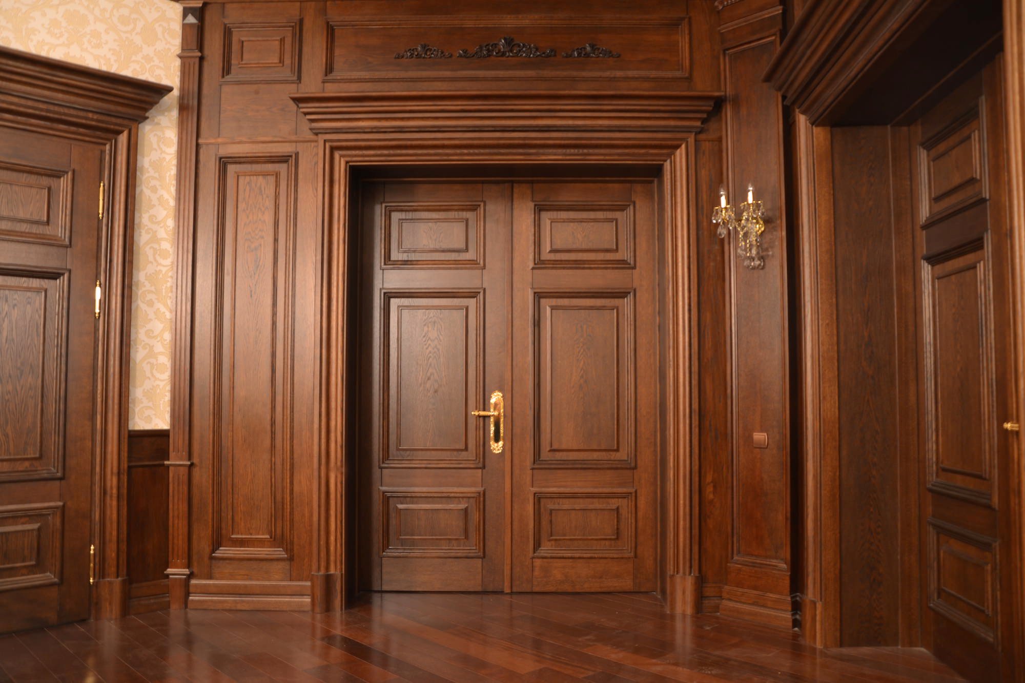 Деревянная входная дверь для классического интерьера