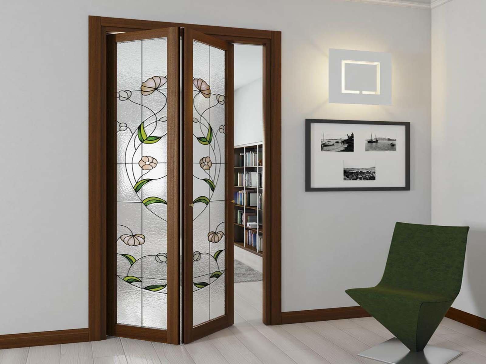 Складная дверь из дерева и декорированного стекла